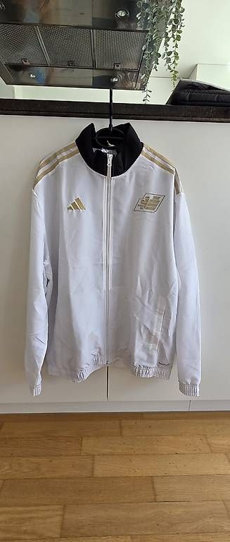 Giacche: Adidas Jacke SC Pisa  – Nuovo e nell'imballaggio originale da Brunnen venduto da Rodge