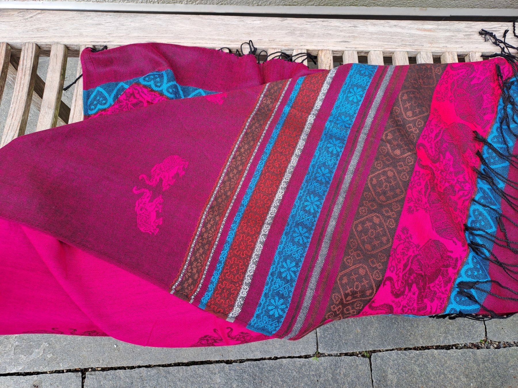 Foulards, Tücher & Schals: Cashmere-Schal, pink mit Ethno-Muster und Fransen – Gebraucht aus Volketswil von ronbons 7