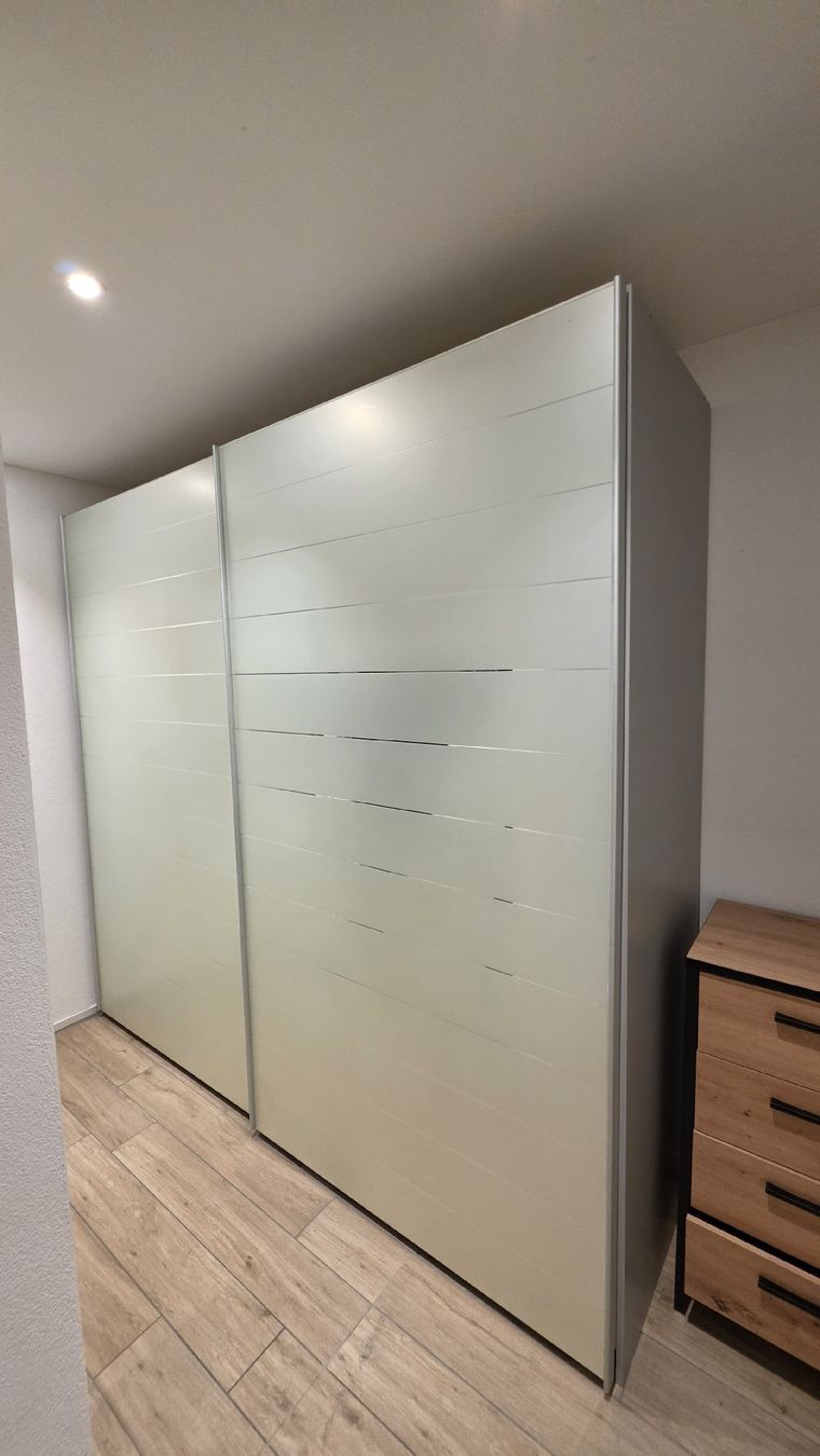 Schränke: Kleiderschrank – Gebraucht aus Oberuzwil von Dmercedes 1