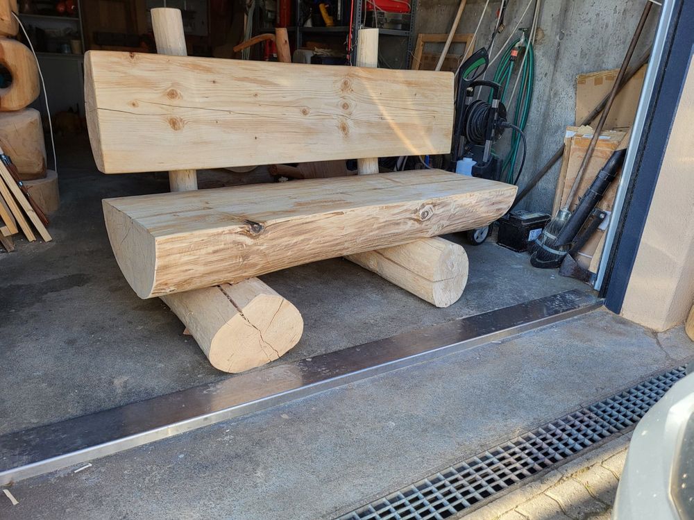 Massiv Holzbank aus Rundholz (Gebraucht) in Duedingen für CHF 300 – nur ...