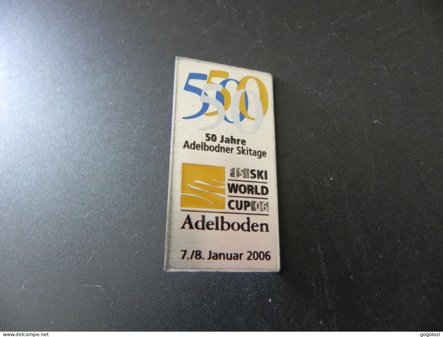 Spille & Fermagli: Altes Ski Abzeichen Skitage Adelboden 2006 – Usato da Biel/Bienne venduto da Gogolozi