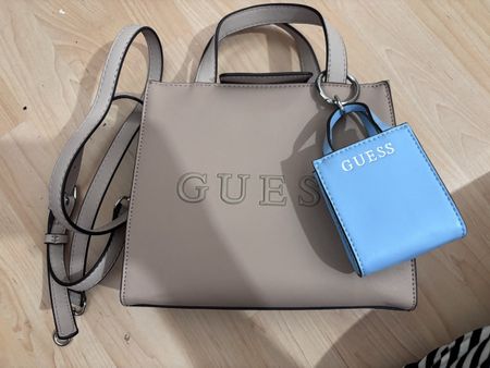 Tasche Guess beige mit Anhänger guter Zustand