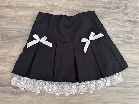 Gonna nera con fiocchi e pizzo