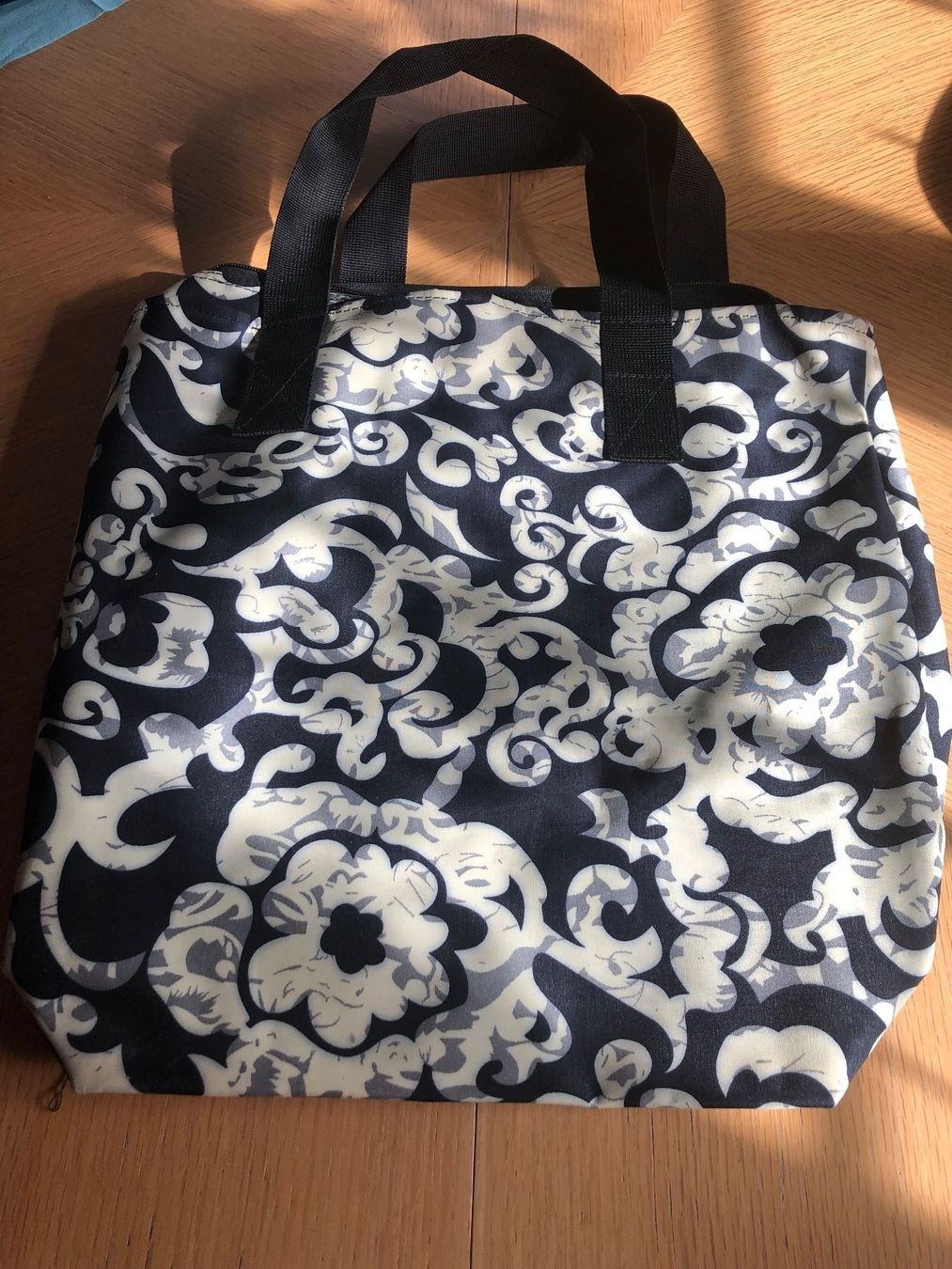 Borse da donna: Stylische grosse Tasche schwarz/weiss Muster – Usato da Schübelbach venduto da Dolly990_2 2