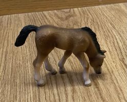 Schleich Fohlen braun grasend