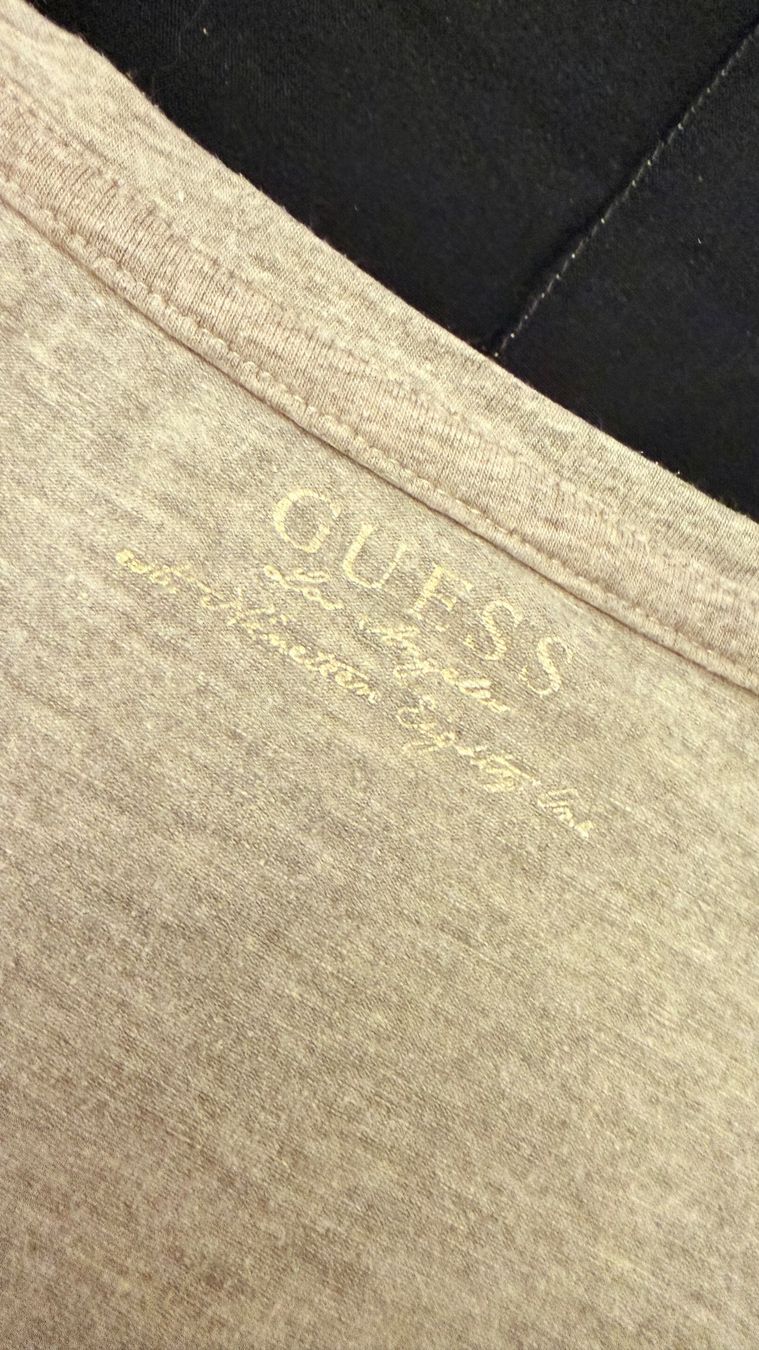 Guess T-shirt: • GUESS Langarmshirt • – Usato da Basel venduto da mendoza13 2