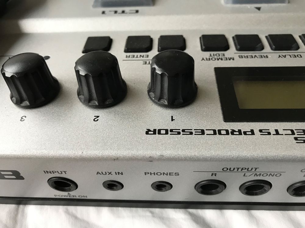 BOSS GT1B BASS MULTIEFFECT PEDAL + POWER SUPPLY Kaufen auf Ricardo