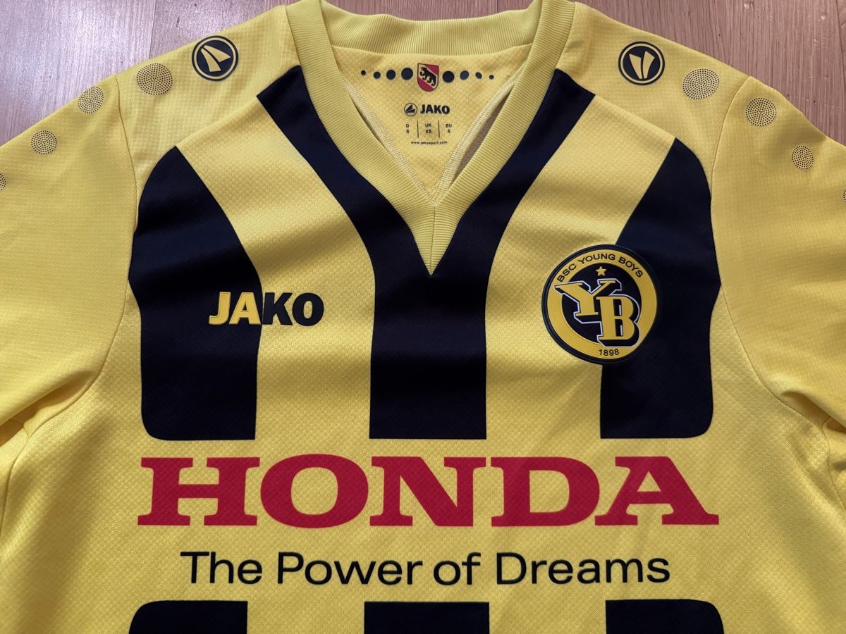 Jako Canottiere & Pantaloni: Originales YB Trikot 14/15, Grösse S – Usato da Stettlen venduto da DieTaube2.0 2