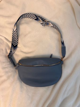 Bauchtasche blau mit gemustertem Gurt guter Zustand