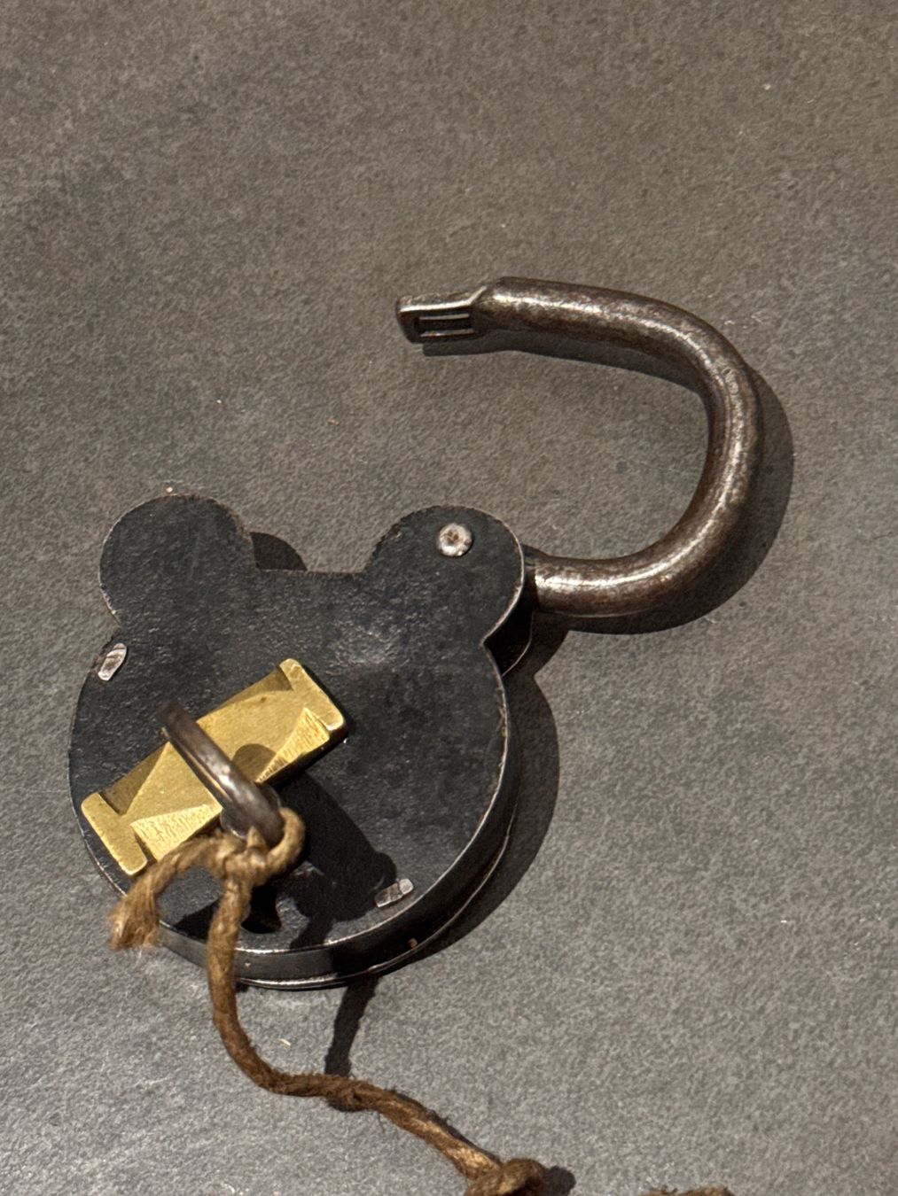 Cadenas: Antikes Vorhängeschloss MIT Schlüssel – D'occasion à Rothrist par Fondgruebe