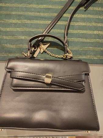 2schwarze Handtaschen klein