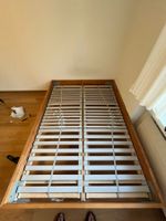 Schönes Bett 140x200 cm aus Massivholz inkl Lattenrost