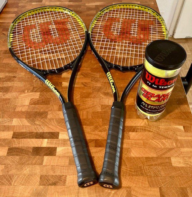 Zwei Tennisschläger mit Tasche, Schuhbeutel und Tennisballen | Kaufen ...