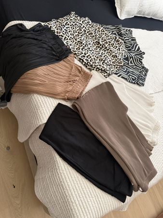Sehr modernes 50 teiliges Damen Kleiderpaket Gr 40/42 