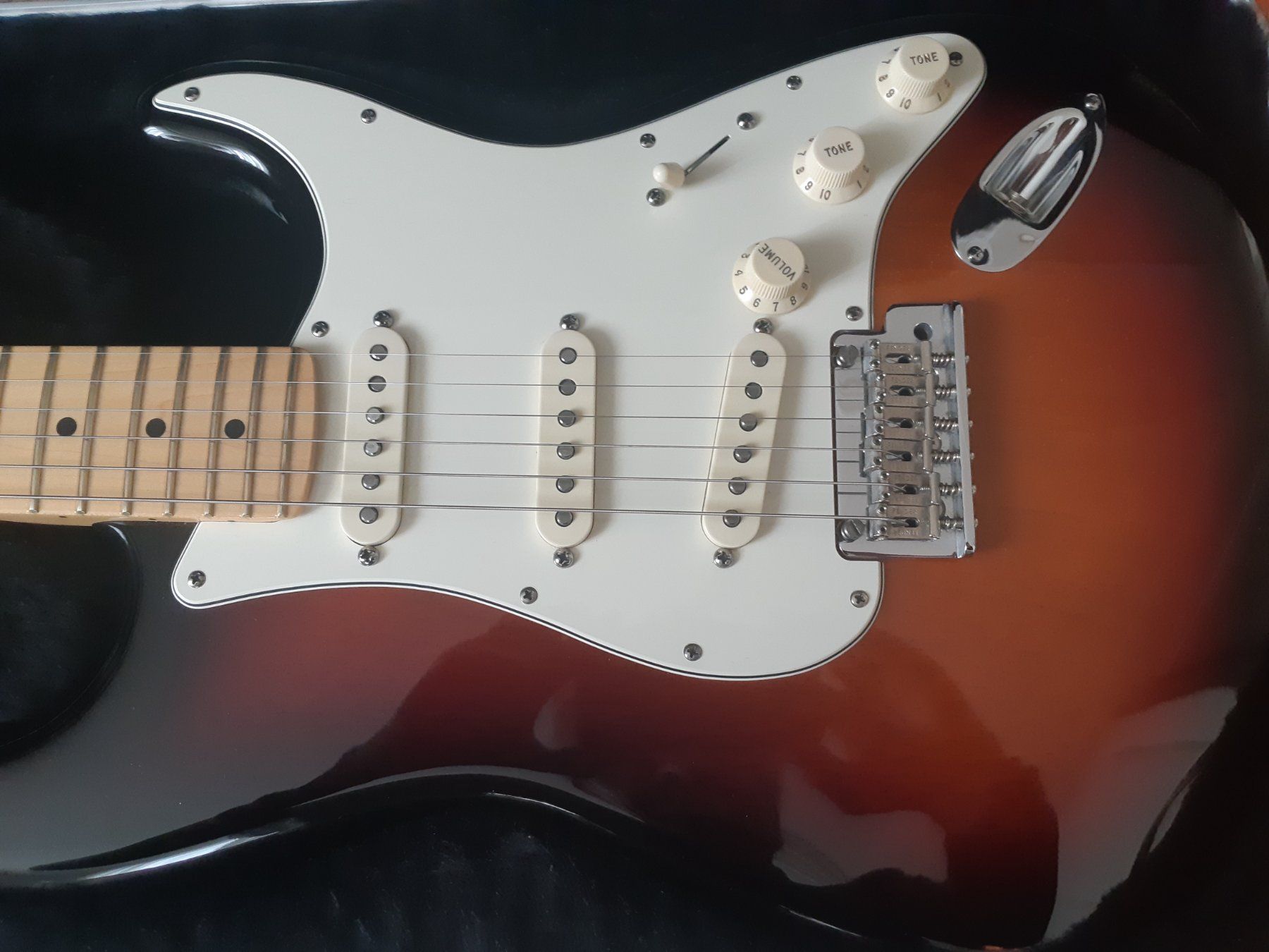 Fender Strumenti musicali: Fender Stratocaster American Standard mit Koffer – Usato da Stäfa venduto da alb_xjq7 4
