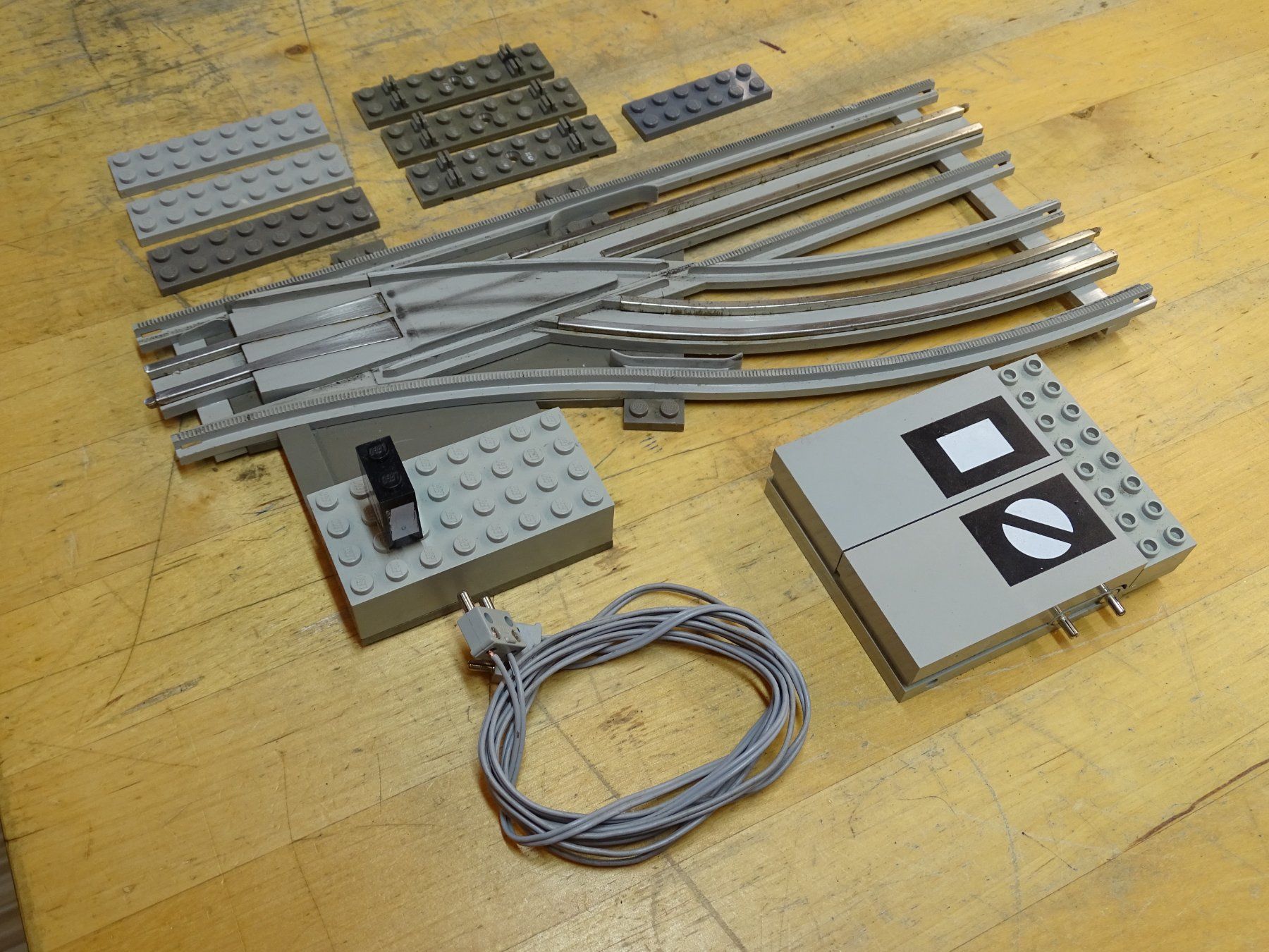 Lego Kit di costruzioni: Lego 7858 Elektrische Weiche Rechts, 12 Volt System – Usato da Wohlen AG venduto da Bricktoys 1