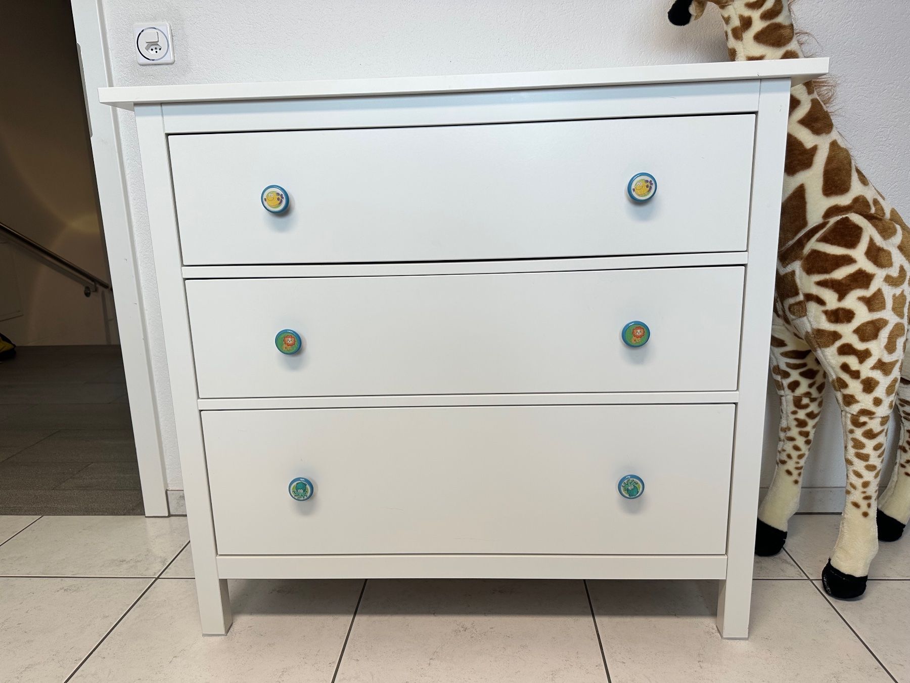 Ikea Cassettiere: Ikea Hemnes Kommode mit Kindergriffen – Usato da Frick venduto da ride_on_80