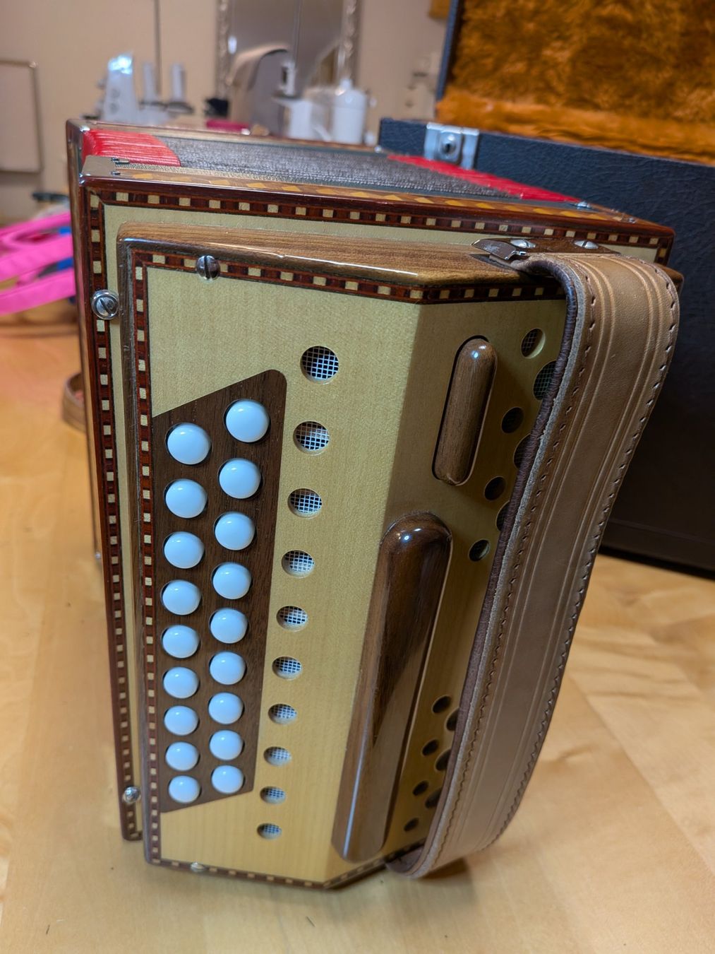 Strumenti musicali: Schwyzerörgeli von Beat Kollegger, mit Koffer neuwertig – Nuovo (secondo la descrizione) da Wolfhausen venduto da elenora700 3