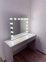 Commode et miroir éclairé