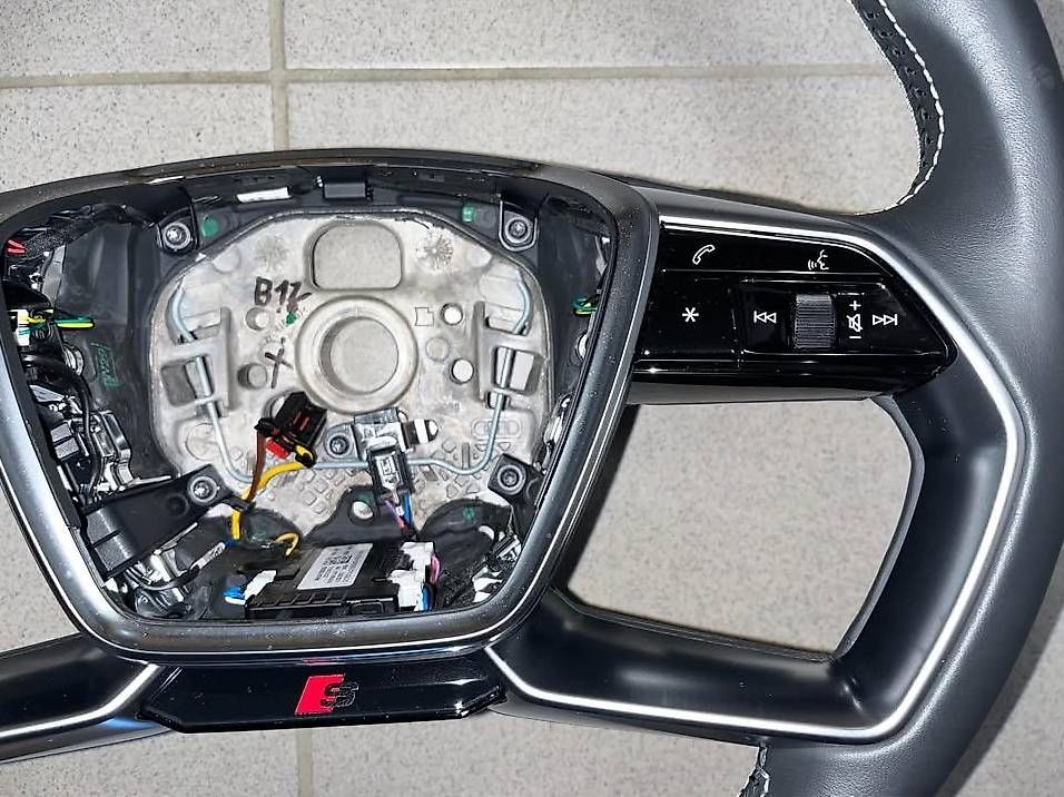 Tutti pezzi di ricambio auto: Lenkrad Audi Etron / Q8 – Usato da Faulensee venduto da Neubi71 3