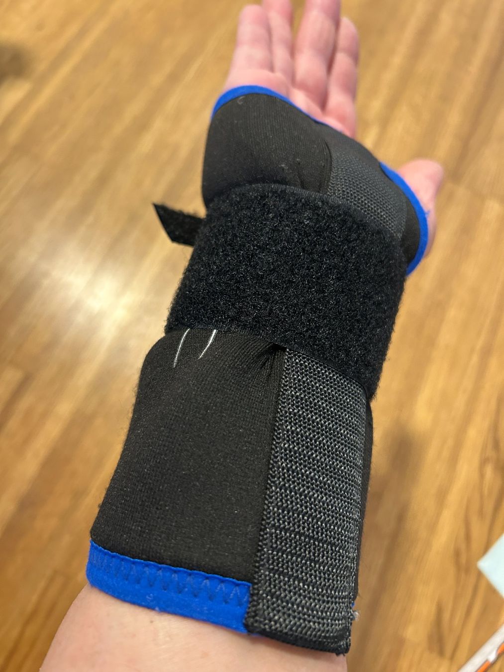 Guanti & manicotti: Stützender Handgelenk-Handschuh "DeRoyal" (Gr M) – Usato da Küsnacht ZH venduto da filo_fila8700 4