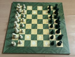 Schachspiel mit Brett und Figuren, Steinbesatz, Zustand gut