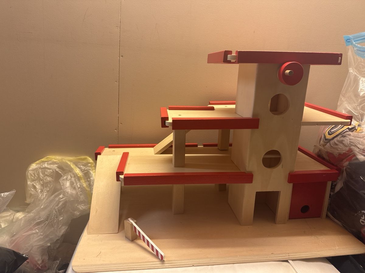 Giocattoli: Spielzeug Garage Holz – Usato da Dättwil AG venduto da Zorica_1