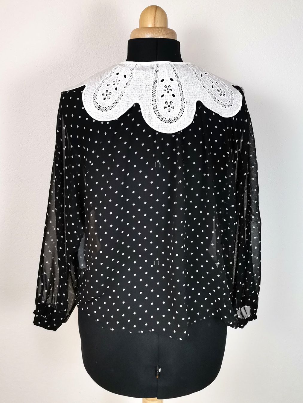 Zara Camicette: ZARA Polka Dot Sheer Bluse mit Spitzenkragen – Usato da Schaffhausen venduto da Restwert_SH 1