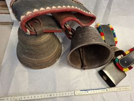 Kuhglocken Set mit Lederriemen und bunten Bändern 