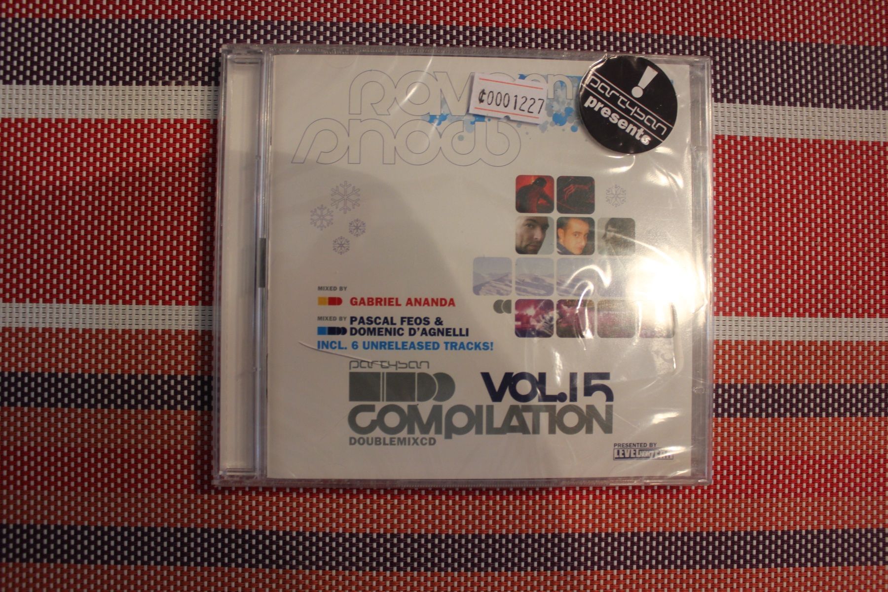 CD: Rave On Snow Vol. 15 Compilation CD NEU MIT RISS – Nuovo e nell'imballaggio originale da Geroldswil venduto da CD-Verkauf-2022