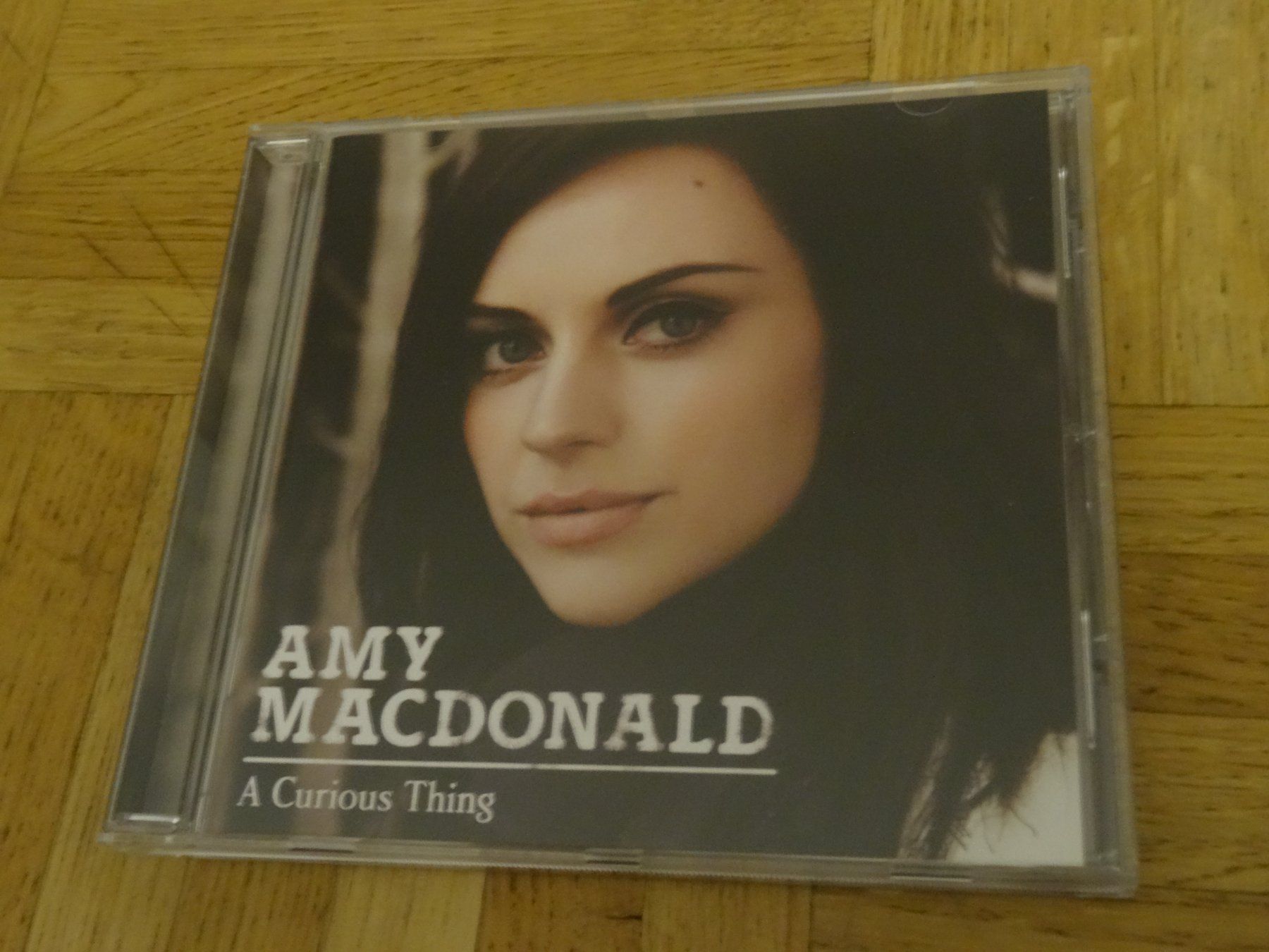 CD: Amy Macdonald - A Curious Thing - CD – Usato da Olten venduto da Disc-Ausverkauf