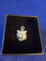Ein symbolträchtiger Anhänger - ein Tiger- Kopf als Talisman