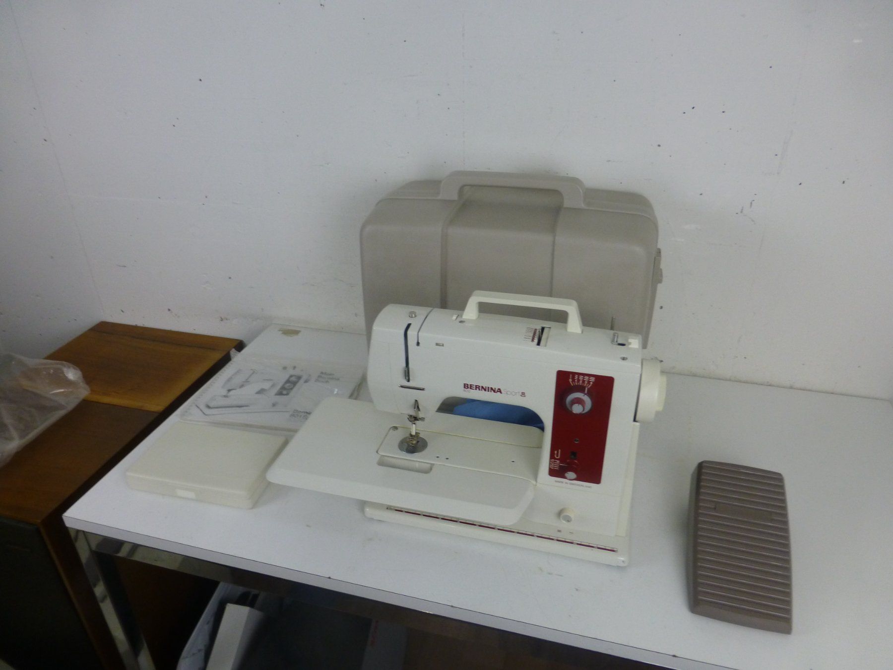 Bernina Macchine da cucire: Nähmaschine Bernina 802 mit Koffer – Usato da Fahrweid venduto da ekv 1