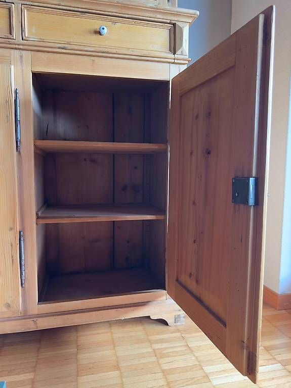 Credenze: Bauernbuffet aus Holz mit Vitrine – Usato da Fehraltorf venduto da nyf_g869 3