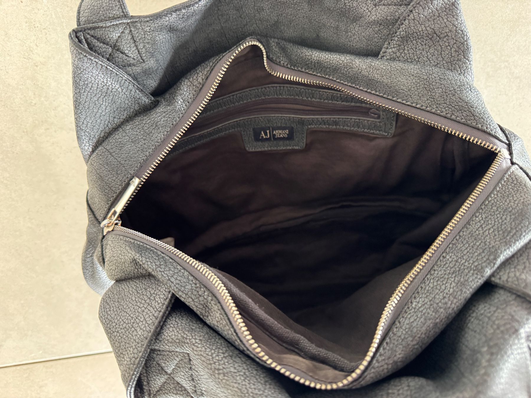 Armani Borse da donna: Armani Jeans Handtasche grau Kunstleder – Usato da Teufen AR venduto da chi_h55m 3