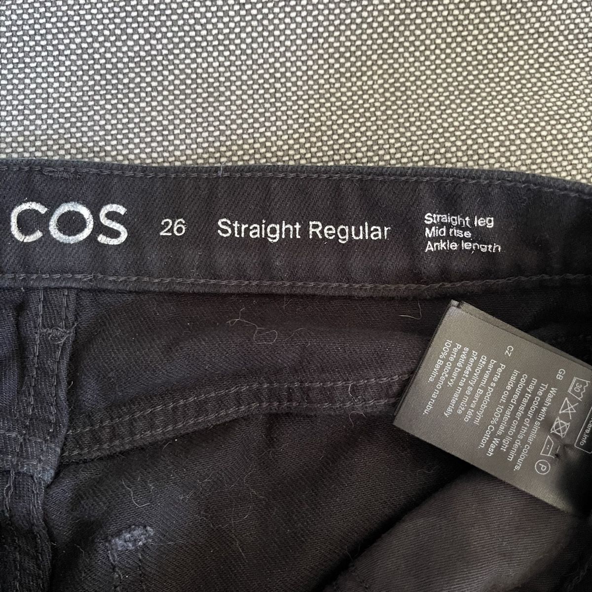 Cos Jeans: COS Schwarze Straight Regular Jeans, gr. 26 mid rise – Neuf (Voir description) à Bern par dek_7bjd 2