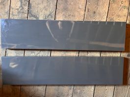 Deux étagères murales laquées gris bon état général