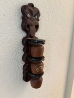 Holz-Skulptur mit Bechern aus Neuseeland