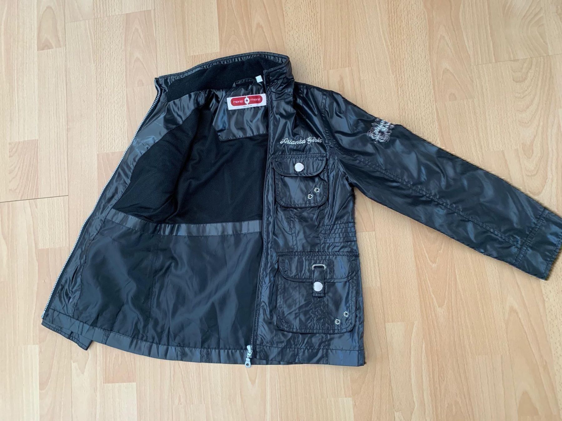 Giacche & Cappotti: Coole schwarze Windjacke, Gr. 128, neu – Nuovo e nell'imballaggio originale da Hünenberg See venduto da spartakus02 1