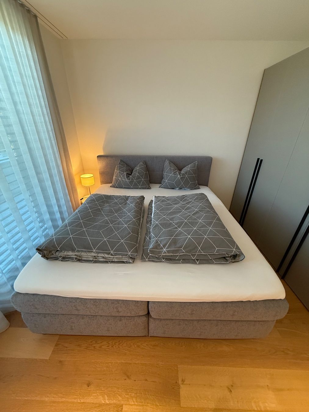 Betten: Boxspringbett grau Doppelbett – Gebraucht aus Diepoldsau von Daan8 1