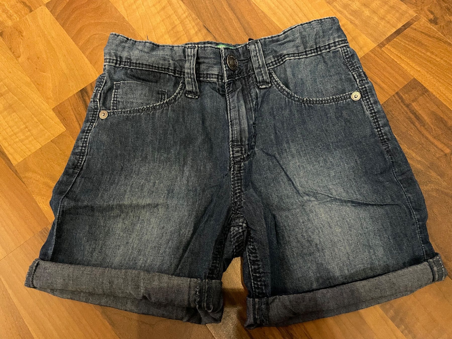 Benetton Pantaloni: Leichte Shorts von Benetton Grösse 110 – Usato da Goldswil venduto da Fisel