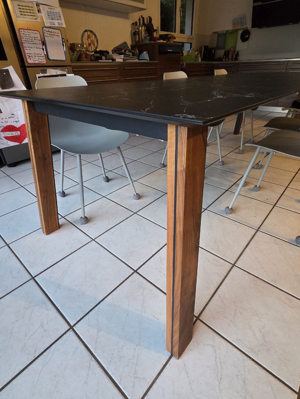 Pfister Tavoli: Table extensible plateau céramique noir aspect marbre  – Usato da Moutier venduto da Seb366 1