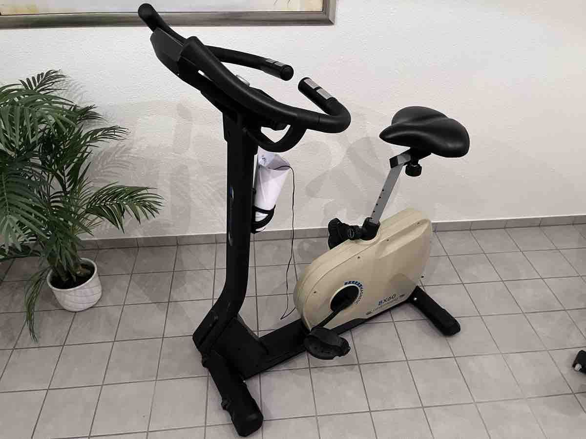 CardioStrong Hometrainer: Heimtrainer Ergometer BX60 schwarz gebraucht – Usato da Münchwilen TG venduto da Larry86