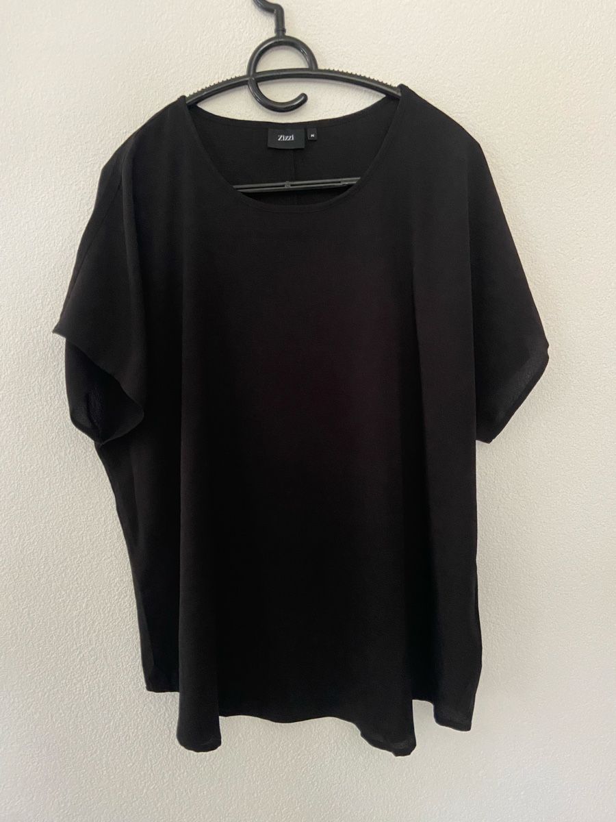 T-shirt: T-shirt noir t.46/48 – Usato da Berlens venduto da aye_lf66