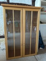 Gepflegte Vitrine mit Glastüren, Buche hell, sofort!