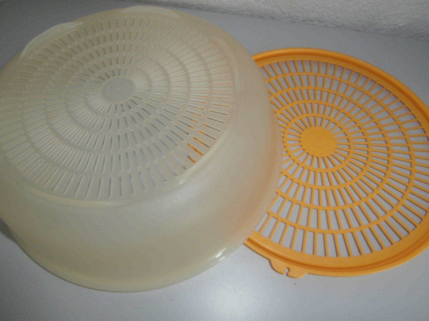 Coupes: Tupperware Sieb mit passendem Siebdeckel – D'occasion à Pfäffikon ZH par variohappy 1
