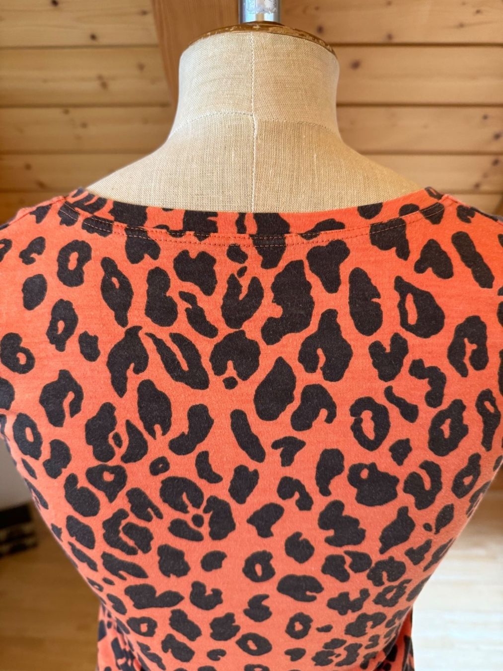 Tops: Orangefarbenes Leopardentop V-Ausschnitt Gr. S/M – Gebraucht aus Stäfa von Mofi8712 2