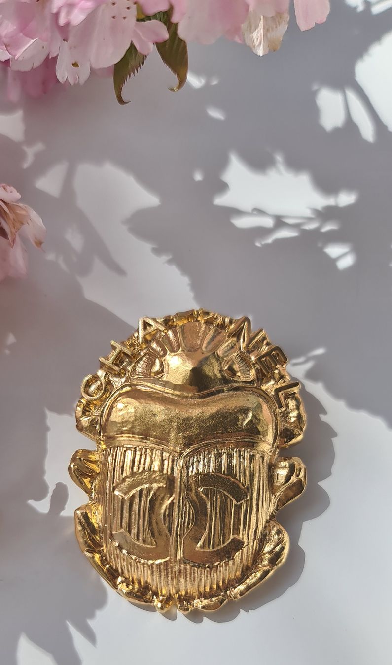 Chanel Spille & Fermagli: COLLECTORS PIECE SCARAB – Nuovo (secondo la descrizione) da Ostermundigen venduto da louisetcoco13