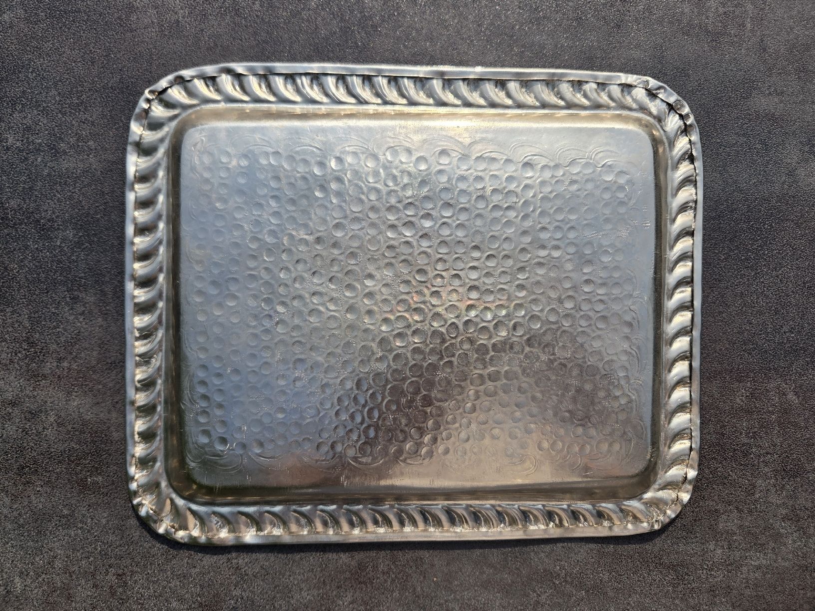 Piatti di portata: Kleines Serviertablett Silberoptik gehämmert 21x18 cm – Usato da Winterthur venduto da Speos-79 1