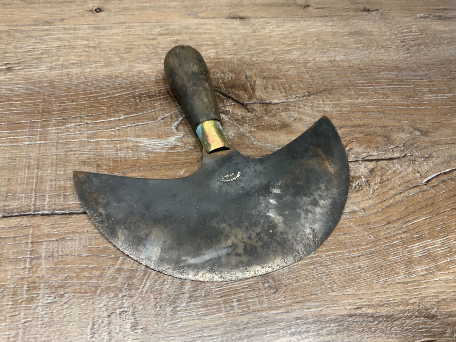 Alle Werkzeuge: Antikes Ledermesser Halbmond – Gebraucht aus Willisau von Minali